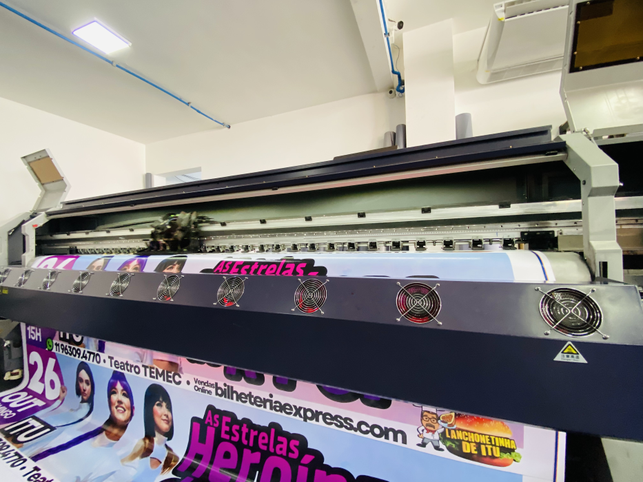 Impressora de grande formato produzindo um banner colorido