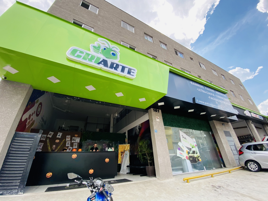 Fachada verde da unidade da Criarte em Guarulhos