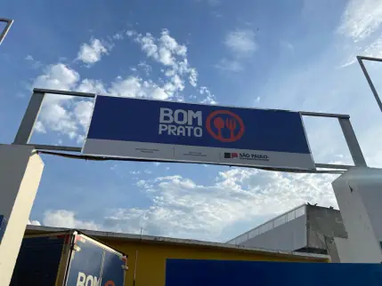 Pórtico externo com lona impressa sob medida.