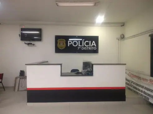 Logotipo instalado sobre vidro atrás do balcão de recepção.