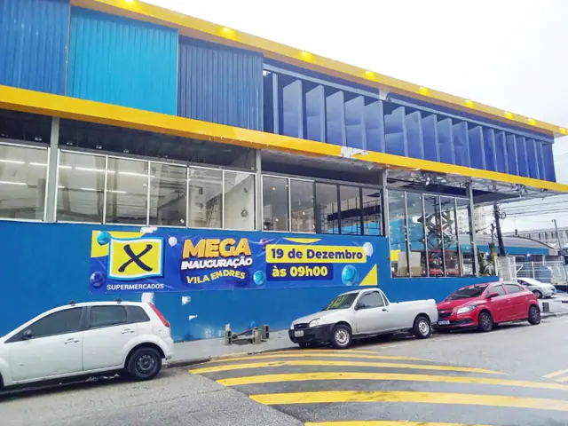 Faixa produzida e instalada sob medida.