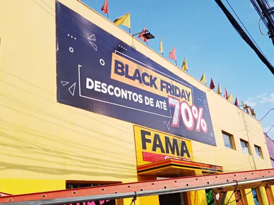 Faixa produzida e instalada sob medida.