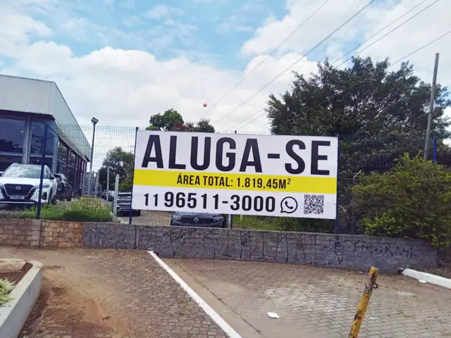 Faixa produzida e instalada sob medida.
