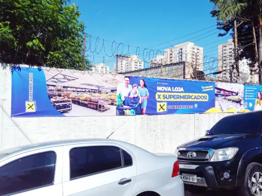 Faixa produzida e instalada sob medida.