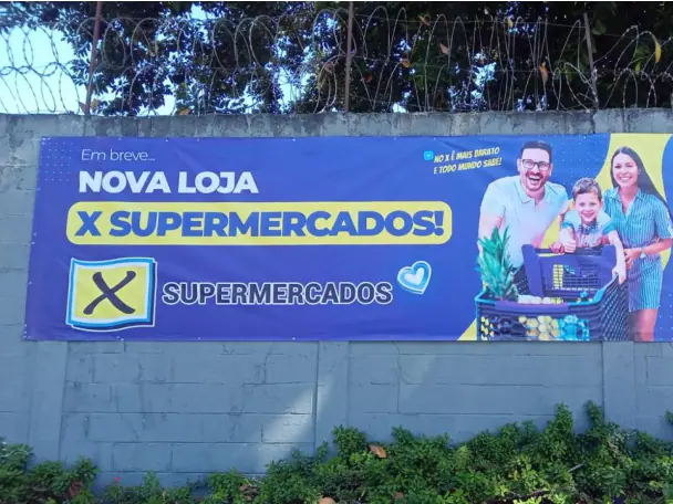 Faixa de lona personalizada produzida e instalada sob medida.