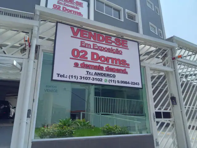 Lona com estrutura produzida e instalada sob medida.