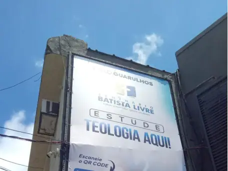 Lona com estrutura produzida e instalada sob medida.