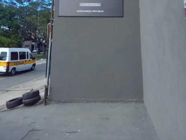 Lona com estrutura produzida e instalada sob medida.