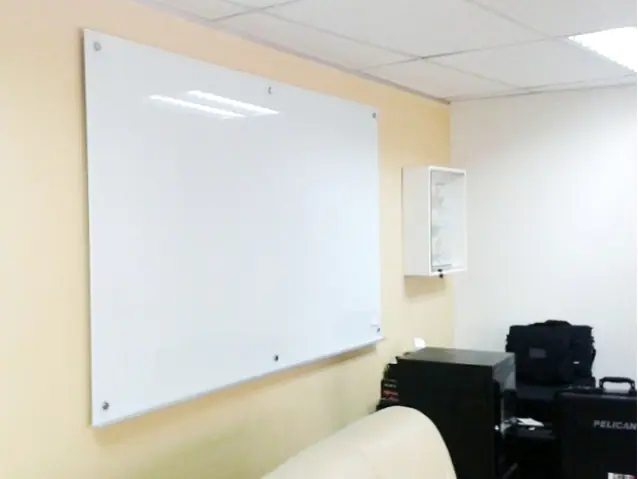 Lousa de vidro sob medida instalada em ambiente comercial ou corporativo.