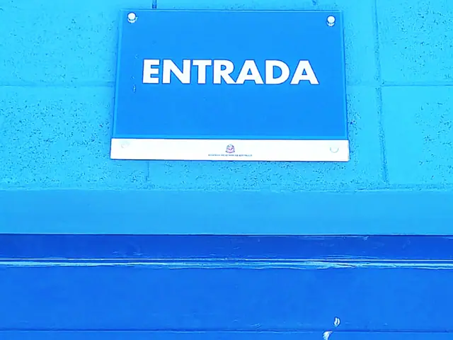 Placa vidro instalada em ambiente comercial ou corporativo.