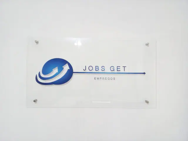 Placa vidro instalada em ambiente comercial ou corporativo.