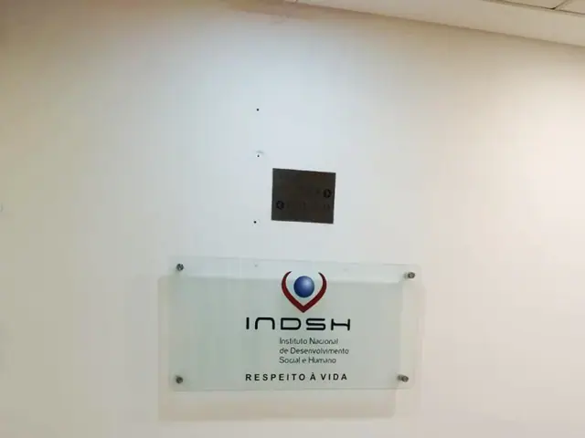 Placa vidro instalada em ambiente comercial ou corporativo.