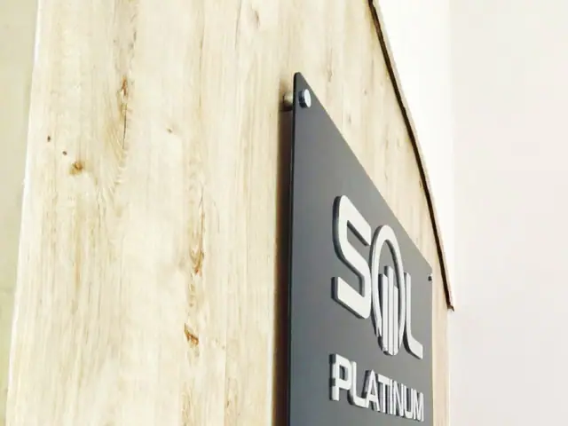 Placa vidro instalada em ambiente comercial ou corporativo.