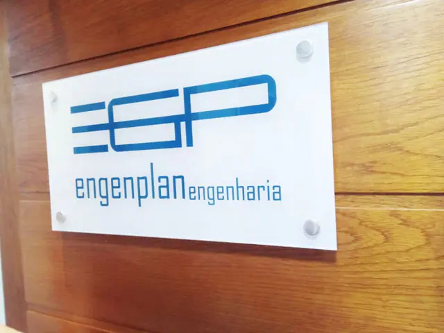 Placa vidro instalada em ambiente comercial ou corporativo.