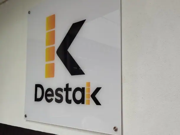 Placas de vidro para escritorios instalada em ambiente comercial ou corporativo.