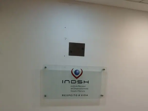 Placas em vidro temperado instalada em ambiente comercial ou corporativo.