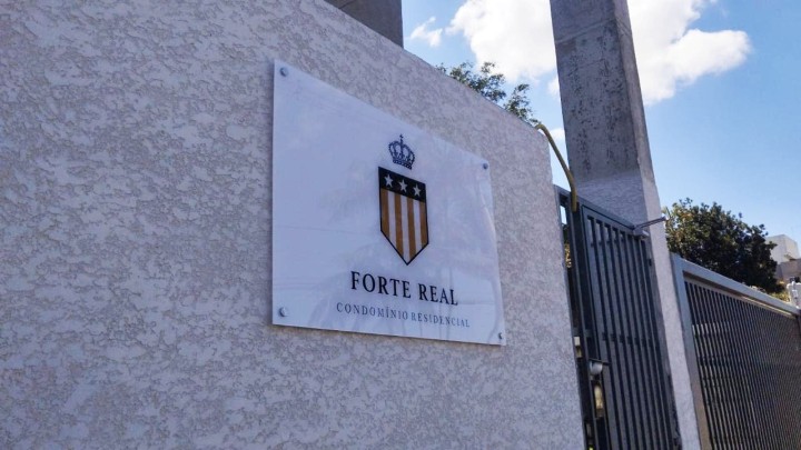 Fachadas de Acrílico e Vidro