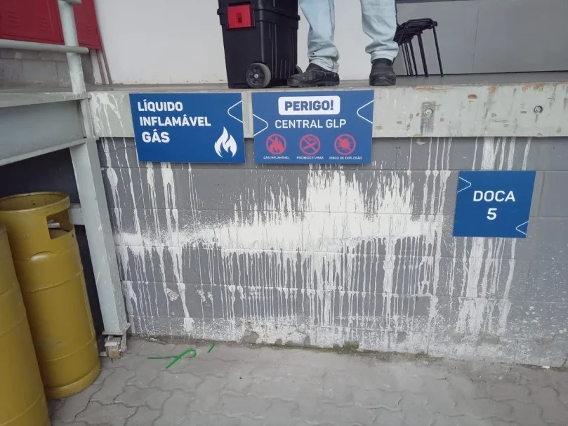 Placa de sinalização, em uma doca de descarga logistica