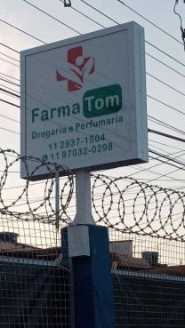 Totem luminoso fachada