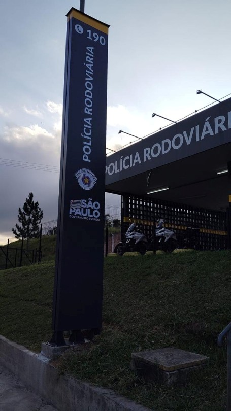 Totem Personalizado para fachada