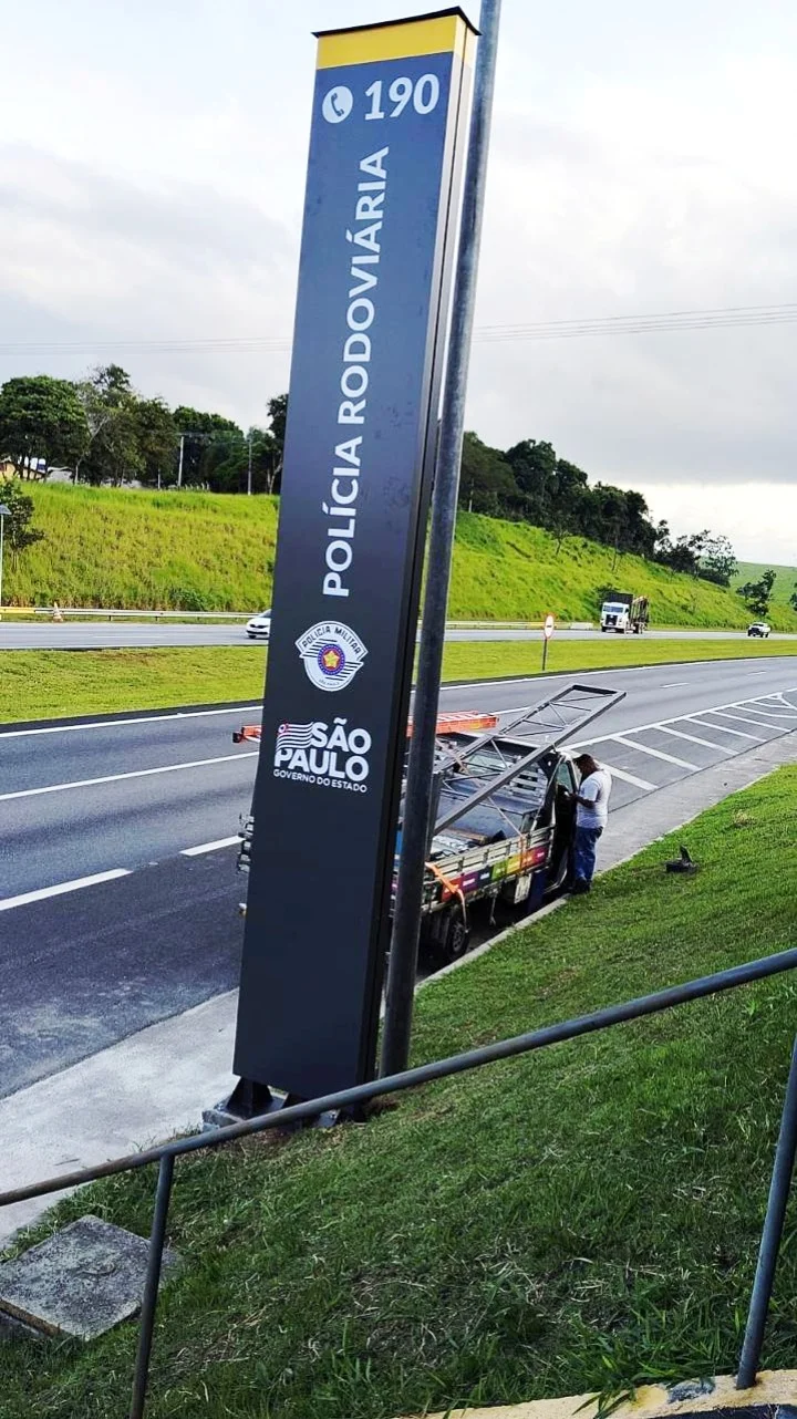 Totem de ACM Quadrado e Iluminado